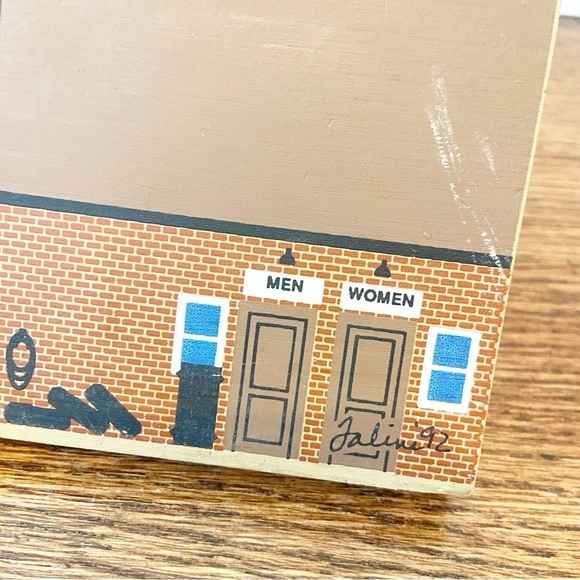 The Cat’s Meow | Vintage 1992 Series X Pure Gas Station Mini Wooden House - Picture 4 of 7